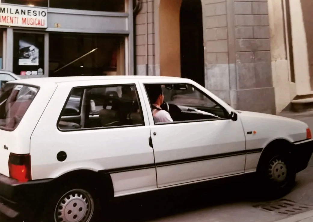 La Fiat Uno bianca dell'autoscuola in una foto d'epoca